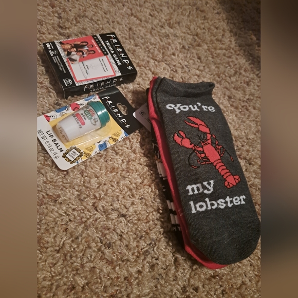 F.R.I.E.N.D.S Accessories 6pc BUNDLE Tee/Trivia Game/3pk Socks/ Lipbalm NWT - Picture 2 of 10
